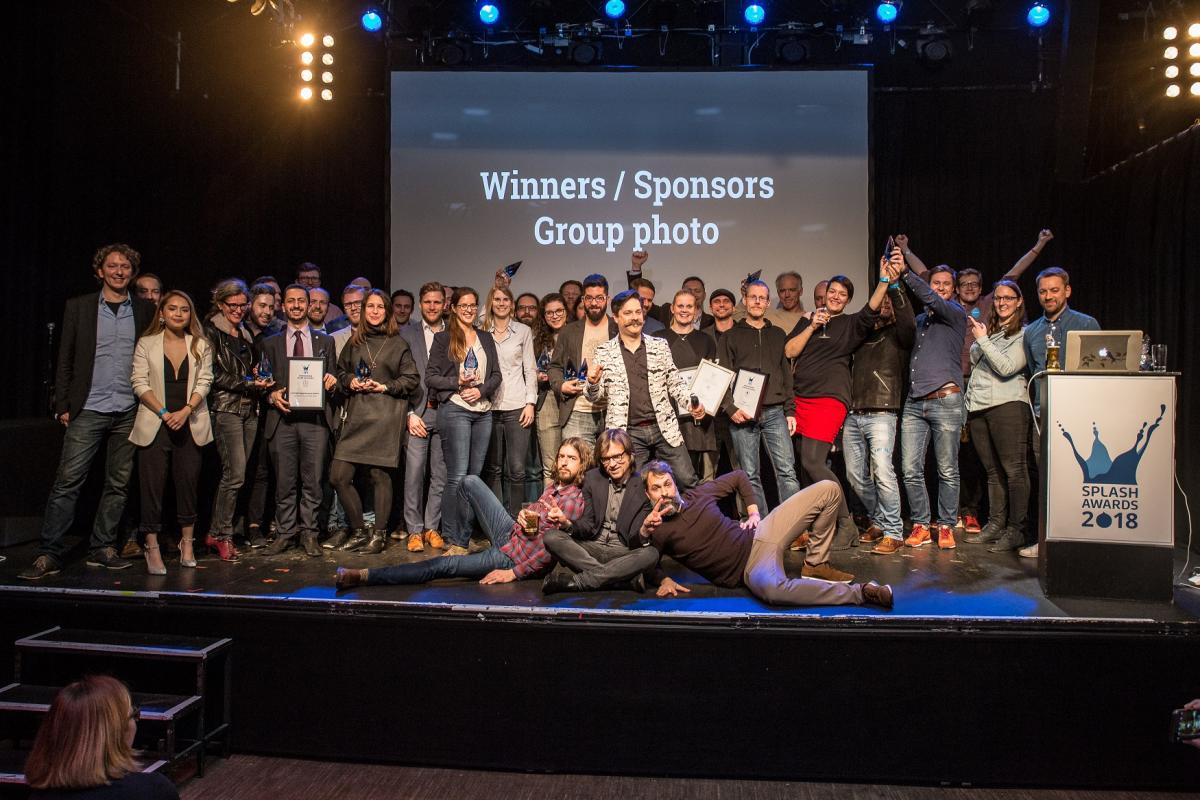 Mensen op het podium tijdens Splash Awards